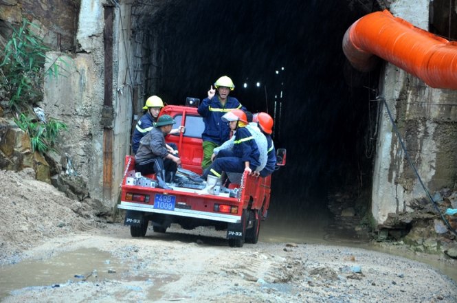 Lực lượng cứu hộ tìm cách vào bên trong đường hầm. Ảnh: Lâm Thiên