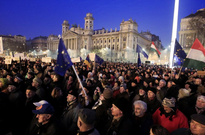 Hàng ngàn người Hungary biểu tình ở thủ đô Budapest hôm 14-12 để phản đối nạn tham nhũng - Ảnh: Reuters