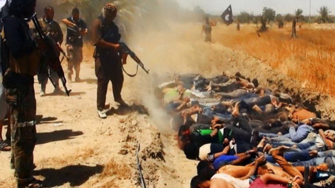 Các tay súng IS tại Iraq xử tử các thành viên của lực lượng vũ trang Iraq - Ảnh: AFP