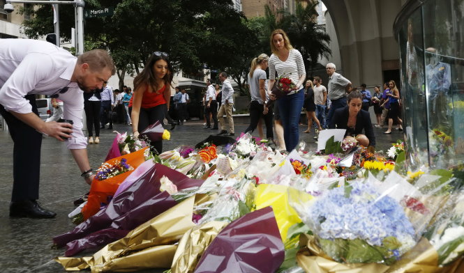 Người dân Sydney đặt hoa gần hiện trường vụ án để tưởng nhớ các nạn nhân - Ảnh: Reuters
