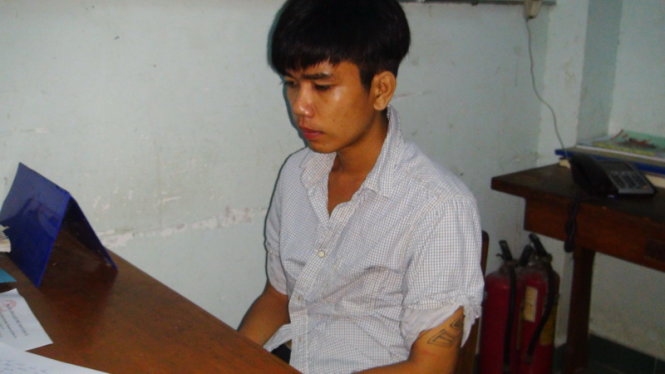Nghi can Bùi Nguyễn Tân Tín tại cơ quan công an - Ảnh: Hoài Thương