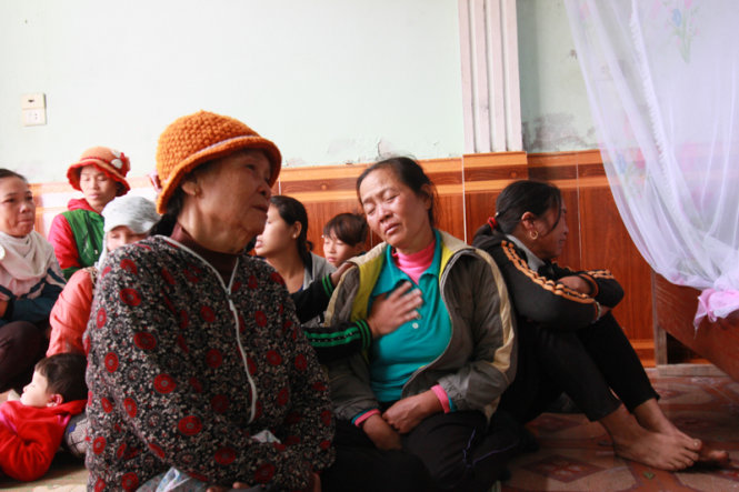 Thân nhân nạn nhân Trương Thị Mây (33 tuổi) khóc nghẹn trước sự việc xảy ra quá đột ngột - Ảnh: Tiến Thắng