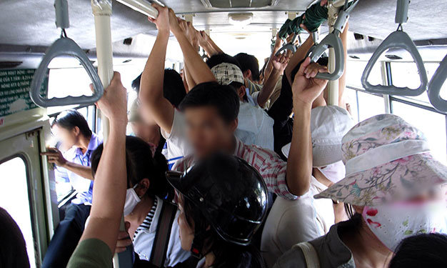 Những chuyến xe buýt chật kín khách như thế này rất dễ để kẻ xấu lợi dụng quấy rối tình dục - Ảnh: Nguyễn Công Thành