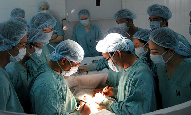 Các bác sĩ Bệnh viện Trường ĐH Y dược Huế phẫu thuật thoát vị bẹn cho một bệnh nhân - Ảnh: N.H.