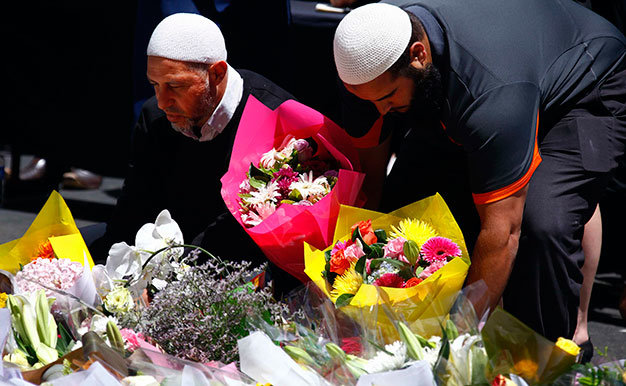Người Hồi giáo ở Úc đến đặt hoa tưởng niệm tại một điểm gần quán cà phê Lindt ngày 16-12 - Ảnh: Reuters