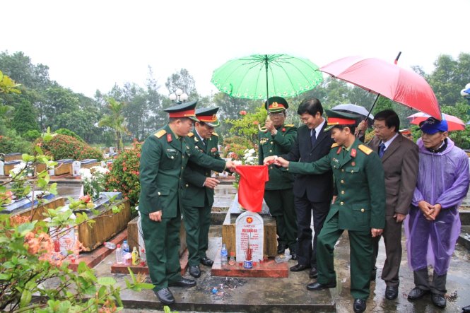 Nghi lễ gắn tên cho 16 liệt sĩ trung đội Mai Quốc Ca tại nghĩa trang liệt sĩ huyện Triệu Phong ngày 17-12 - Ảnh: Quốc Nam