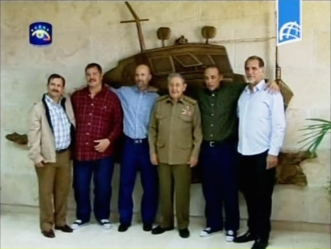 Nhóm các điệp viên Cuba được Mỹ trả tự do chụp ảnh chung với Chủ tịch Raul Castro tại Havana - Ảnh: Reuters