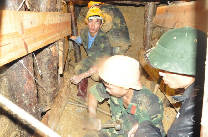 Chiến sĩ lữ đoàn công binh 293 đang đào và gia cố hầm cứu nạn thứ 2, ảnh chụp lúc 20 giờ 30 phút - Ảnh: VIỄN SỰ