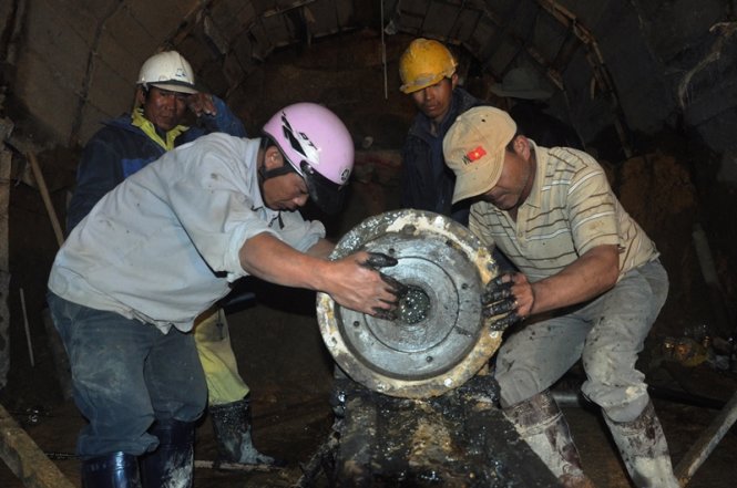 Lực lượng cứu hộ lắp máy khoan để tiếp tục khoan vào bên trong hầm - Ảnh: Lâm Thiên