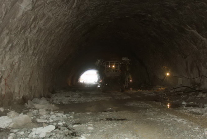 Hầm Phước Tượng sẽ được hoàn thiện và đưa vào sử dụng vào cuối tháng 6-2015 -Ảnh: Nguyên Linh.
