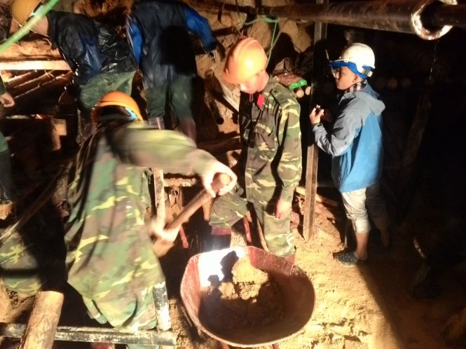  Hình ảnh chụp từ hai hầm cứu nạn đang được đào hai.bên.hầm thủy điện Đạ Dâng. Các hầm cứu nạn này nằm sâu trong lòng hầm thủy điện Đạ Dâng hơn 500m. Ảnh chụp lúc 3g30 sáng. Ảnh VIỄN SỰ