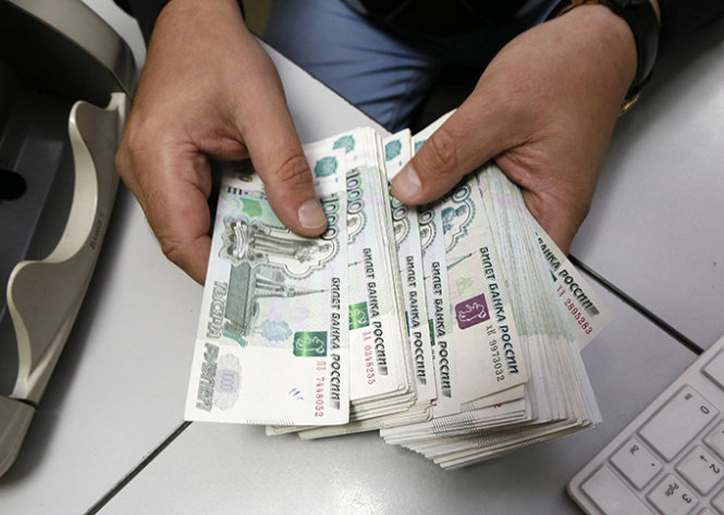 Lệnh cấm vận của Mỹ và EU đã tác động đến đồng rúp của Nga. Ảnh: Reuters