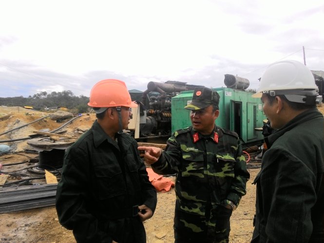 Đại tá Dư Trường Giang, Chỉ huy trưởng Bộ chỉ huy Quân sự tỉnh Lâm Đồng hội ý với các nhóm cứu hộ - Ảnh VIỄN SỰ