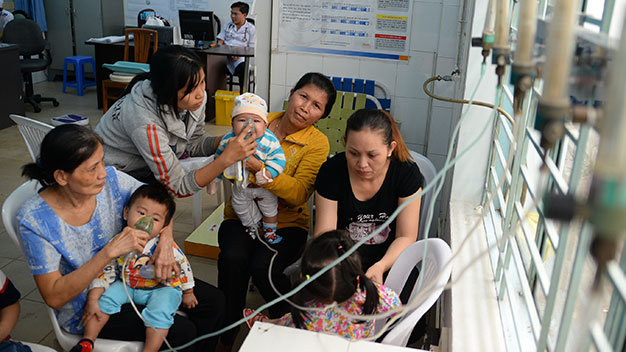 Nhiều bệnh nhi bị bệnh viêm phế quản do trời lạnh đang điều trị tại Bệnh viện Nhi Đồng 1, TP.HCM  sáng 18-12 - Ảnh: Hữu Khoa