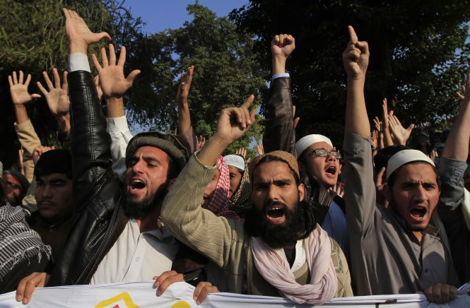 Người dân Pakistan biểu tình ở Islamabad để phản đối vụ thảm sát tại Peshawar - Ảnh: Reuters