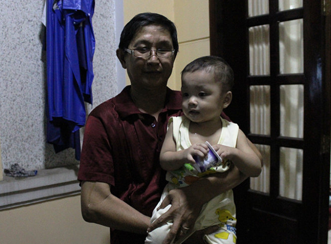 Bé trai được cán bộ phường ẫm trước giờ đến Trung tâm nuôi dưỡng bảo trợ trẻ em Tam Bình - Ảnh: Hải Hiếu