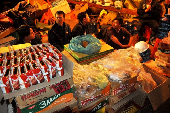 Mì gói và bánh để sẵn bên ngoài phục vụ cho lực lượng cứu hộ - Ảnh Lâm Thiên