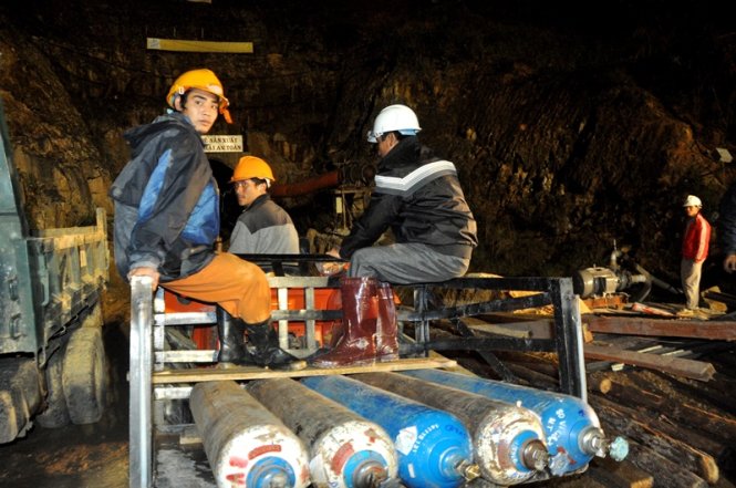 xe của lực lượng cứu hộ vận chuyển bình oxy vào bên trong đường hầm - Ảnh Lâm Thiên