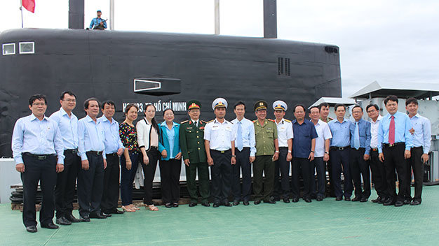 Phó bí thư thường trực Thành ủy TP.HCM Võ Văn Thưởng thăm tàu ngầm TP.Hồ Chí Minh - Ảnh: My Lăng