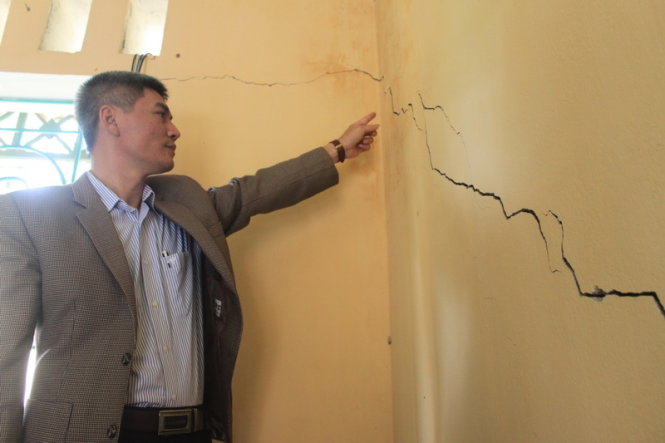 Tường phòng học của Trường THCS Sơn Hà, huyện Quan Sơn (Thanh Hóa) đã bị nứt toác- Ảnh: Hà Đồng.