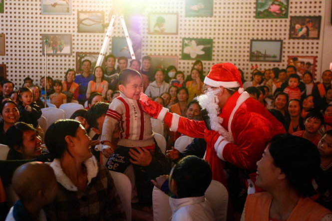Niềm vui của một bệnh nhi khi được “ông già Noel” tặng quà giáng sinh sau khi trả lời đúng trong một câu hỏi đố vui- Ảnh: Nguyễn Khánh