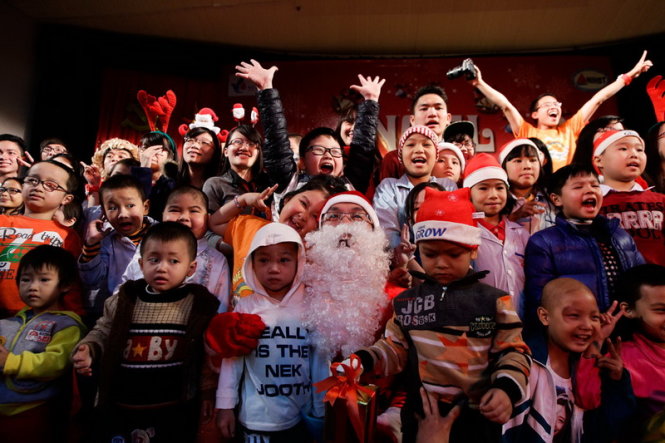 Niềm hạnh phúc của các bệnh nhi khi được chụp ảnh chung với “ông già Noel” - Ảnh: Nguyễn Khánh