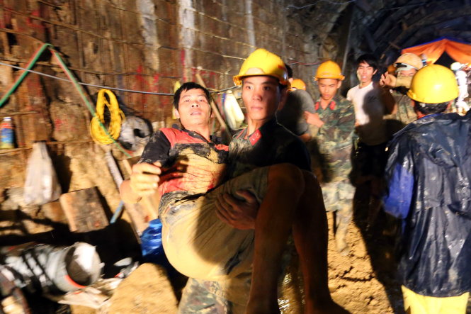 Những chiếc sĩ công binh đưa công nhân trong vụ sập hầm ra ngoài - Ảnh: Mai Vinh