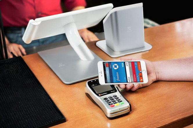 Giải pháp thanh toán di động Apple Pay tích hợp trên iPhone 6 (iOS 8) - Ảnh: DigitalTrends