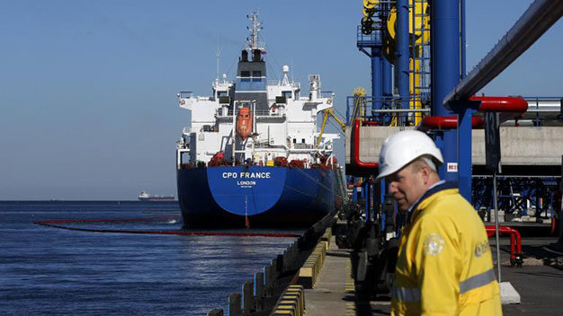 Dầu được bơm lên tàu xuất đi nước ngoài tại cảng  Ust-Luga của Nga - Ảnh: Reuters