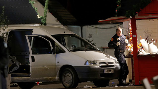 Đội gỡ bom kiểm tra chiếc xe của tài xế tấn công khách bộ hành ở Nantes - Ảnh: Reuters