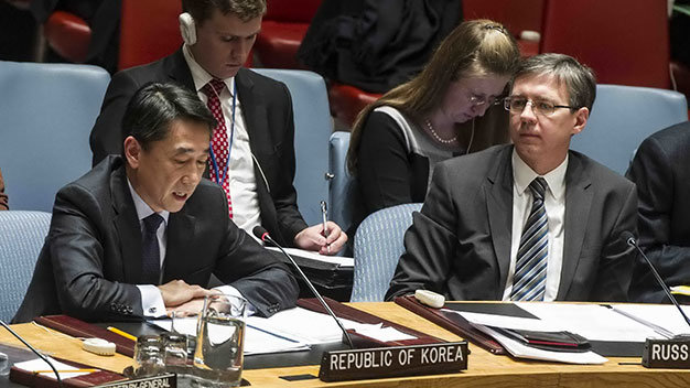 Đại sứ Hàn Quốc Oh Joon (trái) yêu cầu HĐBA đưa CHDCND Triều Tiên ra Tòa án hình sự quốc tế - Ảnh: AFP