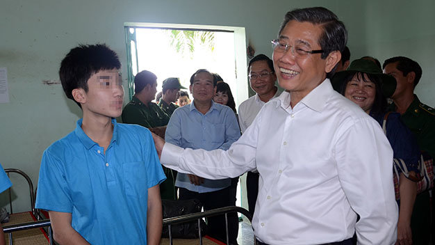 Phó chủ tịch UBND TP.HCM Hứa Ngọc Thuận thăm hỏi người nghiện tại cơ sở Nhị Xuân - Ảnh: Vũ Thủy