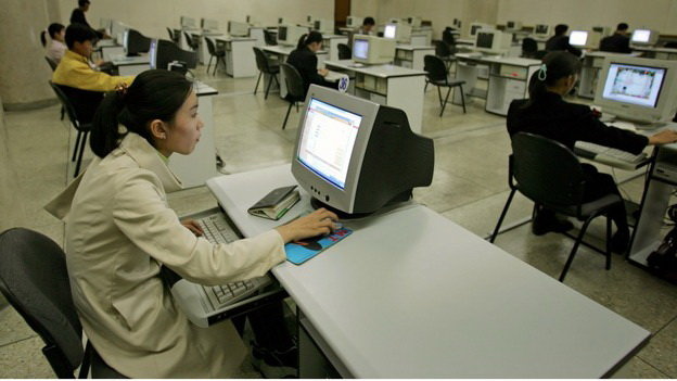 Sinh viên Triều Tiên sử dụng máy tính ở Bình Nhưỡng - Ảnh: Reuters