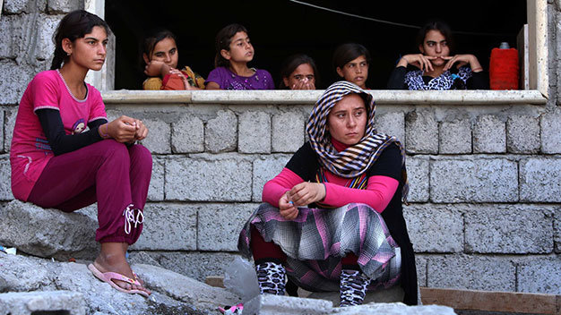 Các cô gái người Yazidi may mắn trốn thoát vòng vây của IS ở Iraq - Ảnh: AFP