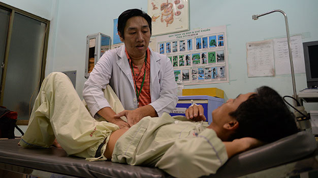 Bác sĩ Bệnh viện Nguyễn Tri Phương khám cho một bệnh nhân nghi bị bán tắc ruột - Ảnh: Hữu Khoa