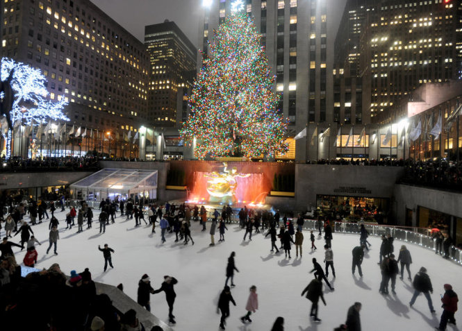Tại thành phố New York, Mỹ, các thanh niên hào hứng trượt băng trong đêm Noel - Ảnh: AAP/Dennis Van Tine