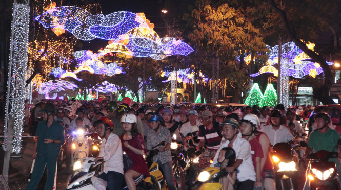 Tuyến đường Hòa Bình (quận Ninh Kiều) kẹt cứng vì lượng người đón Noel quá đông - Ảnh: Chí Quốc
