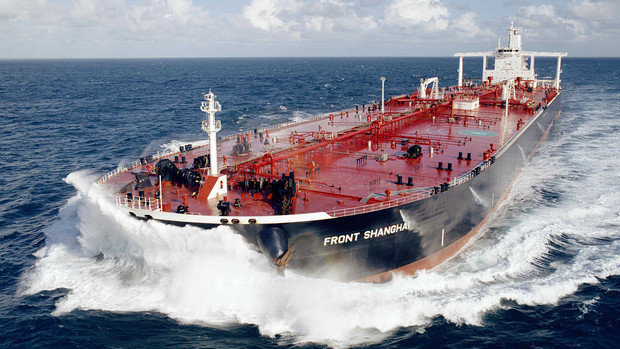 Tàu chở dầu tiến về Trung Quốc - Ảnh: Bloomberg