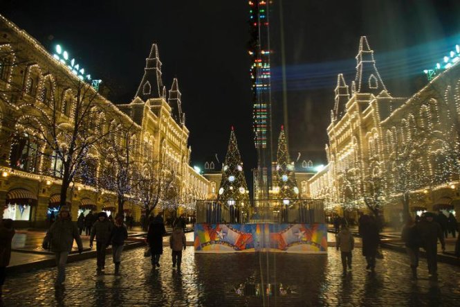 Tại Nga, du khách rộn ràng dạo chơi đêm Giáng sinh tại khu vực Quảng Trường Đỏ, thủ đô Matxcova đầy sắc màu ánh đèn - Ảnh: usnews.com