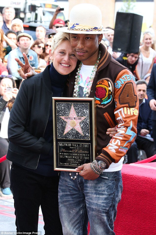 Pharrell Williams và người chị Ellen DeGeneres trong lễ gắn sao trên Đại lộ Danh vọng Hollywood - Ảnh: Daily Mail