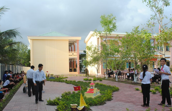 Học sinh Trường THCS Hàng Vịnh sinh hoạt ngoại khóa bên bản đồ tại sân trường - Ảnh: Tấn Thái