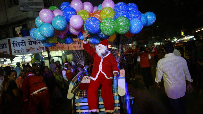 Còn tại thành phố Mumbai, Ấn Độ, không khí Giáng sinh trở nên rộn ràng hơn khi có sự xuất hiện của “ông Già Noel” trên các tuyến phố - Ảnh: Reuters