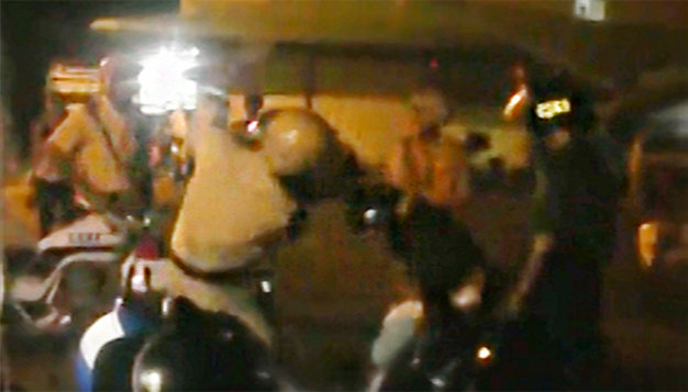 Ảnh cắt từ clip do người dân quay được cho thấy CSGT đang đánh người