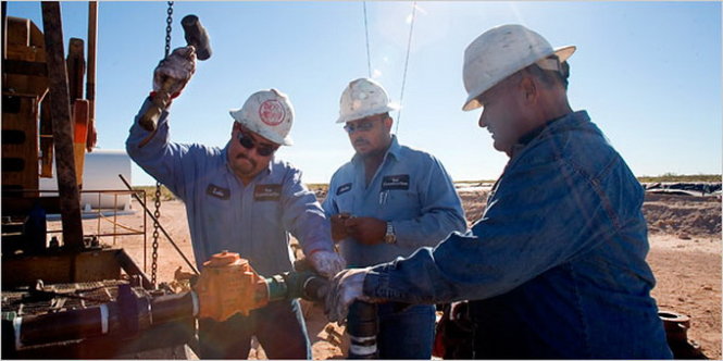Công nhân khai thác dầu ở Texas, Mỹ - Ảnh: NYT
