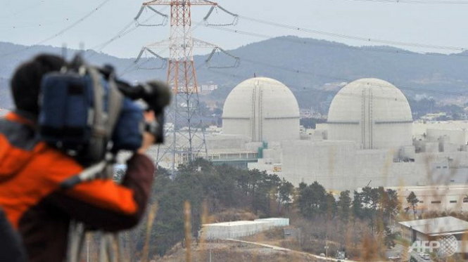 Một nhà quay phim đang thu hình lò phản ứng hạt nhân của nhà máy Gori từ xa  Ảnh: AFP