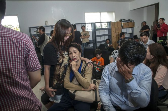 Một gia đình hành khác vật vã đau đớn, khóc ròng khi ngồi chờ đợi tin người thân tại sảnh chờ ở sân bay Juanda - Ảnh: ABC News