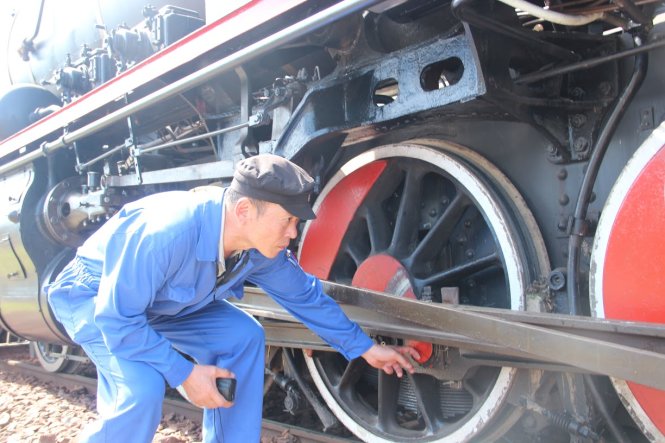 Kỹ sư Nguyễn Đình Hùng – chủ nhiệm chương trình khôi phục đầu máy  hơi nước của của Công ty xe lửa Dĩ An đang kiểm tra đầu máy hơi nước khi đầu   máy dừng tại ga Hố Nai