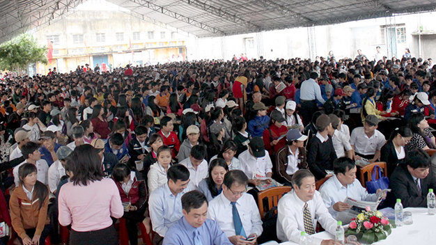 Đông đảo học sinh đến dự chương trình tư vấn tuyển sinh tại Bình Định - Ảnh: M.G.