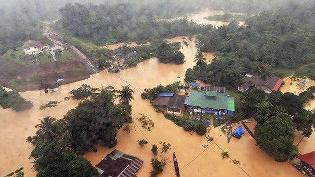 Nước ngập sâu tại Pahang - Ảnh: Reuters
