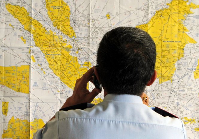 Còn nhân viên hãng hàng không rà lại các vị trí trên bản đồ mà máy bay có thể gặp nạn - Ảnh: ABC News